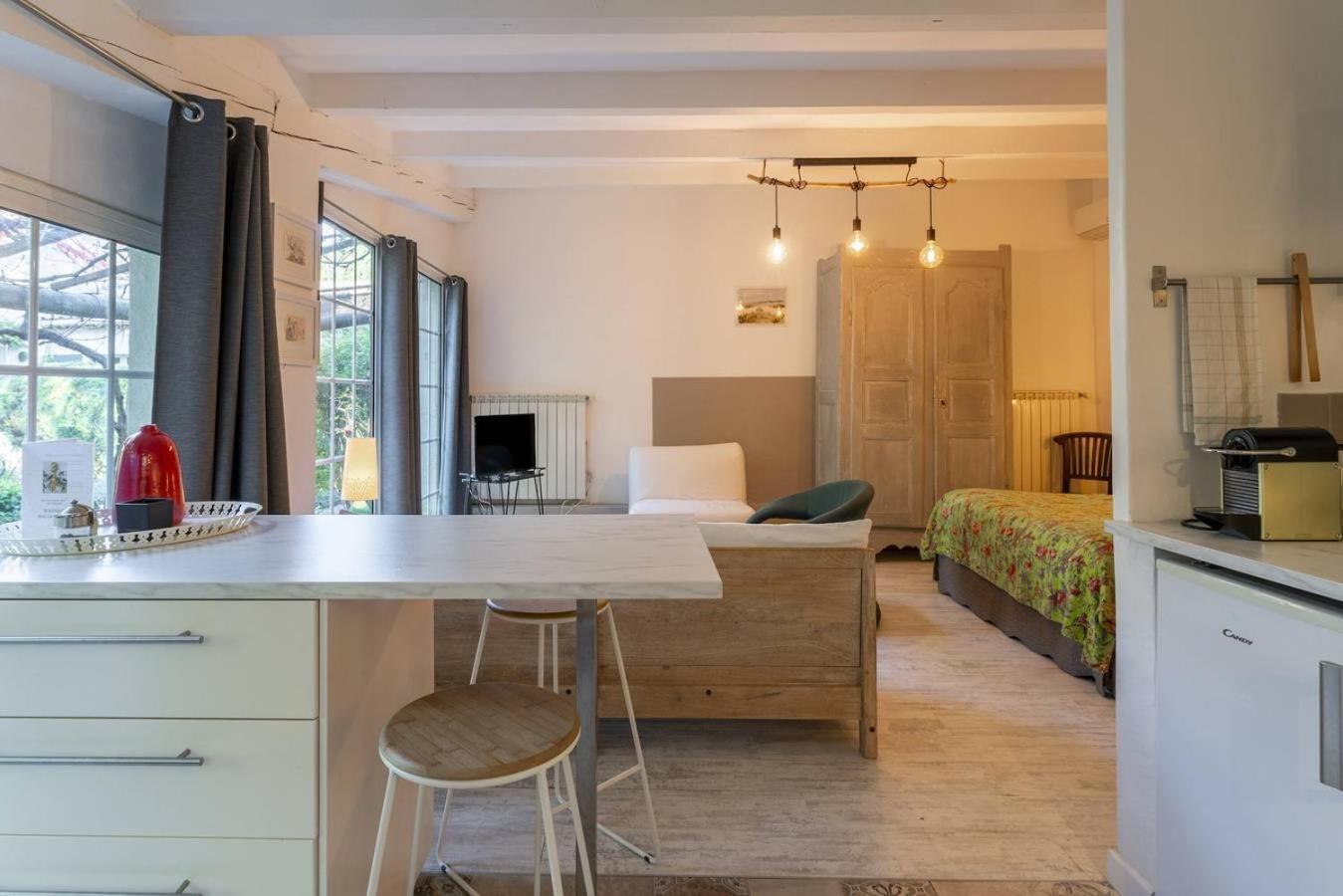 Mas La Pauline Gites De Charme & Roulotte Saint-Rémy-de-Provence Habitación foto