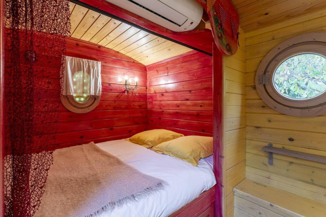 Mas La Pauline Gites De Charme & Roulotte Saint-Rémy-de-Provence Habitación foto
